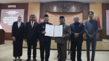 Ketua DPRD Temanggung, Yunianto (Tiga dari Kanan) Menyerahkan Berita Acara Agenda Rapat Paripurna DPRD Temanggung.